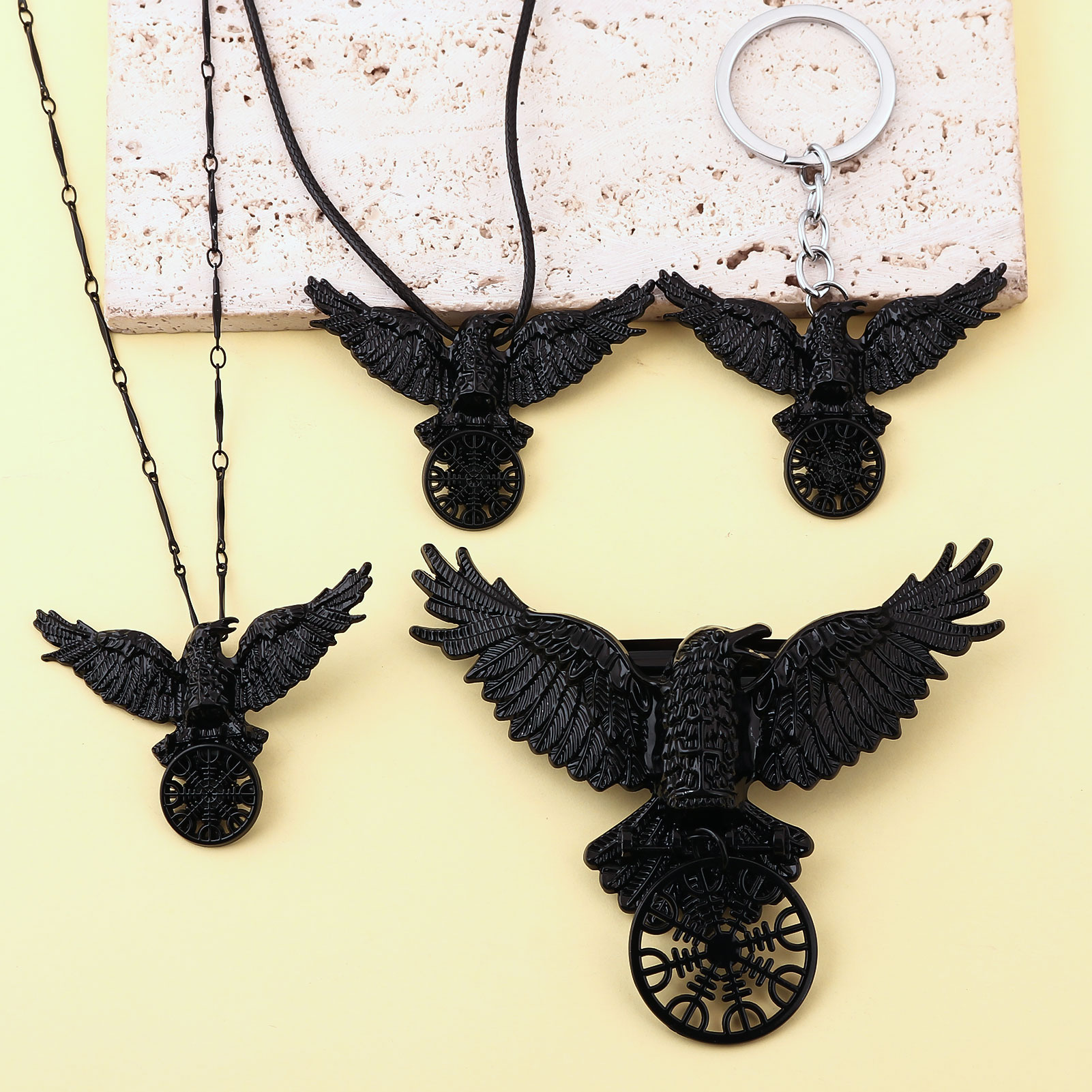 Collana vintage con corvo nero - Compass Keychain Mini recensione e prezzo